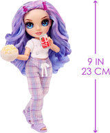 Rainbow High Junior High PJ Party Doll - Violet - 22 cm med blød jumpsuit, hjemmesko og legetilbehør - Børnelegetøj - Ideel til 4-12 år