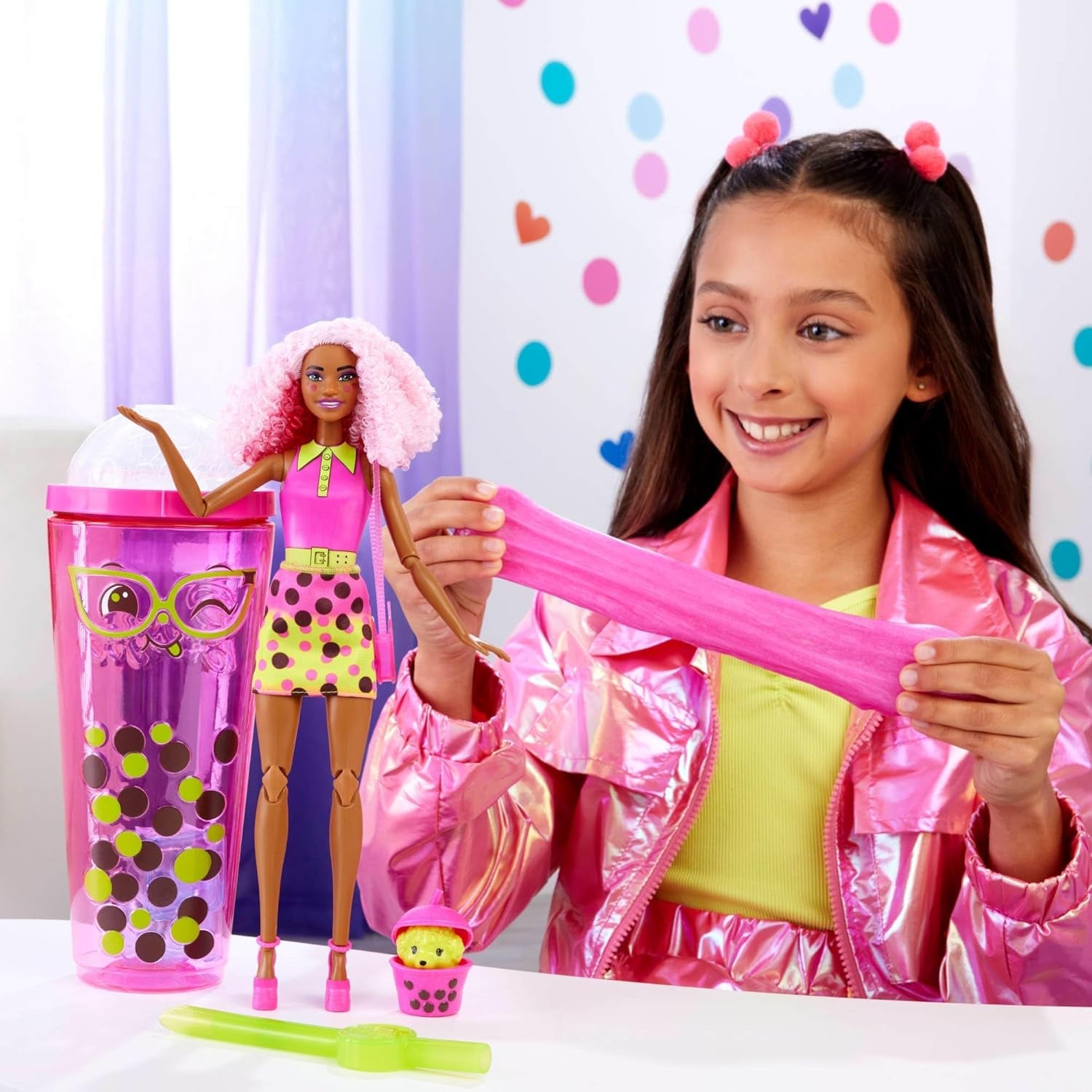 Barbie Pop Reveal Bubble Tea-dukke og tilbehør, duftende Berry Bliss-modedukke med kæledyr, 8 overraskelser, inkluderer farveskifter, opbevaringskop, HTJ20