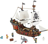 LEGO Creator 3-i-1 piratskibssæt, legetøj med 3 byggemuligheder, byg en piratværtshus eller kraniepiratø, inkluderer 3 rollespilseventyrminifigurer 31109 byggesæt Besuche den LEGO-Store