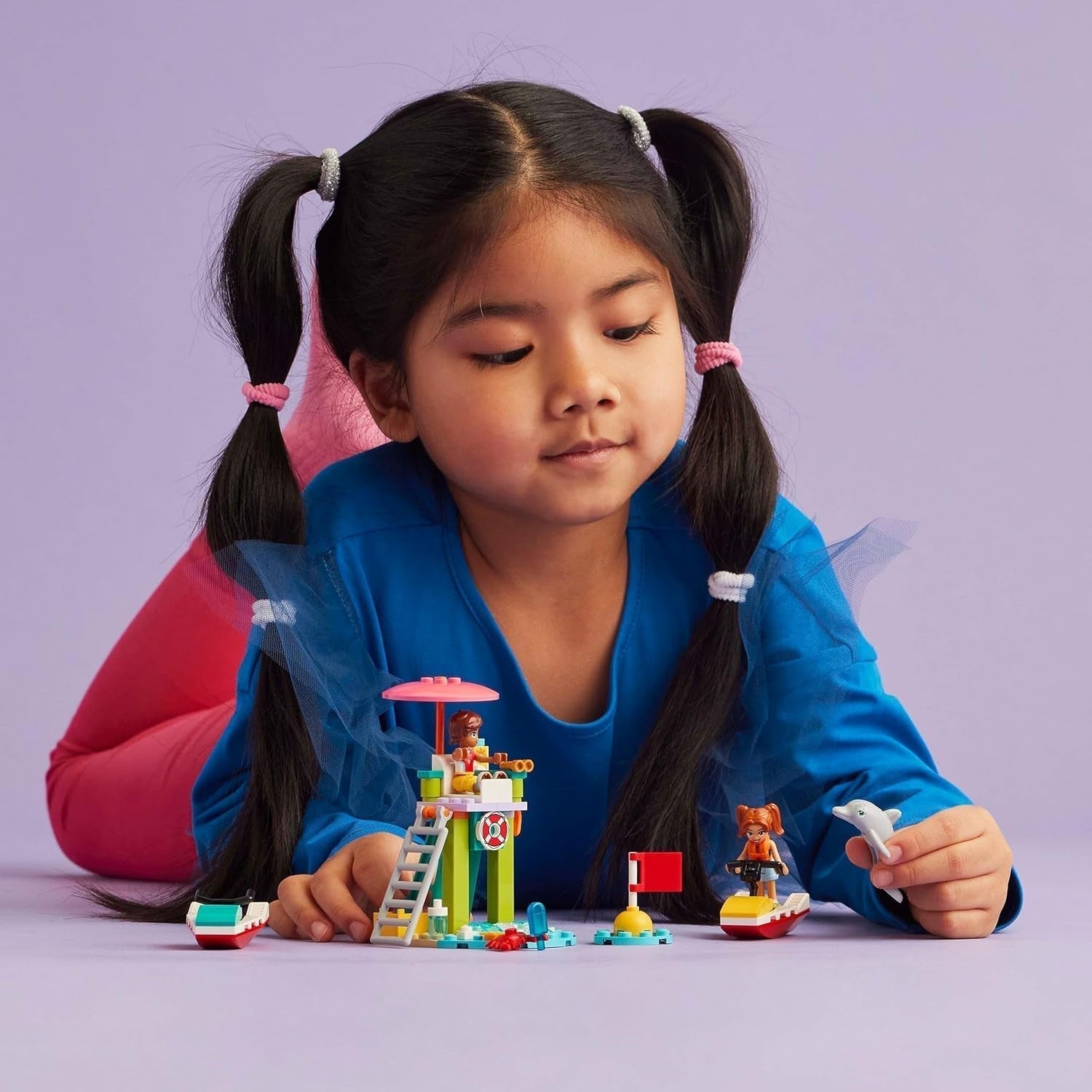 LEGO Friends livredder udsigtstårn med jetski, børnelegetøj, gaveidé til piger og drenge fra 5 år med 2 figurer og en delfin, jetski legetøj 42623 Byggesæt Besuche den LEGO-Store