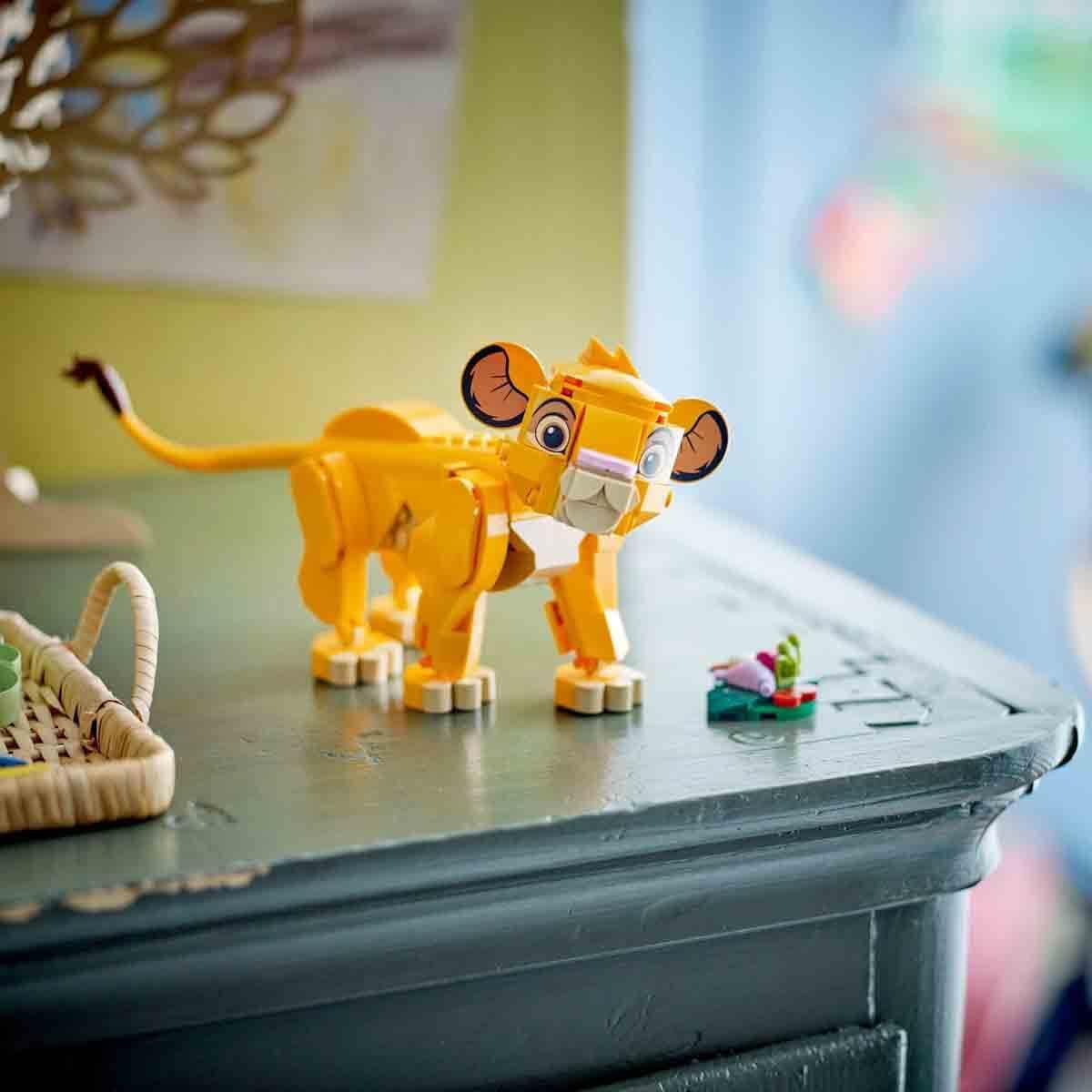 LEGO Ç€ Disney Simba, løvernes kongens unge, byggelegetøj til børn, fantasilegesæt med løvefiguren, fed gaveide til piger og drenge fra 6 år, børnelegetøj 43243 Byggesæt Beuche den LEGO-Store