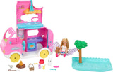 Barbie Chelsea 2-i-1 campingvogn - legetøjskøretøj med pool, hængekøje og spiseplads til fantasifuld leg og historie, i alderen 3+, HNH90