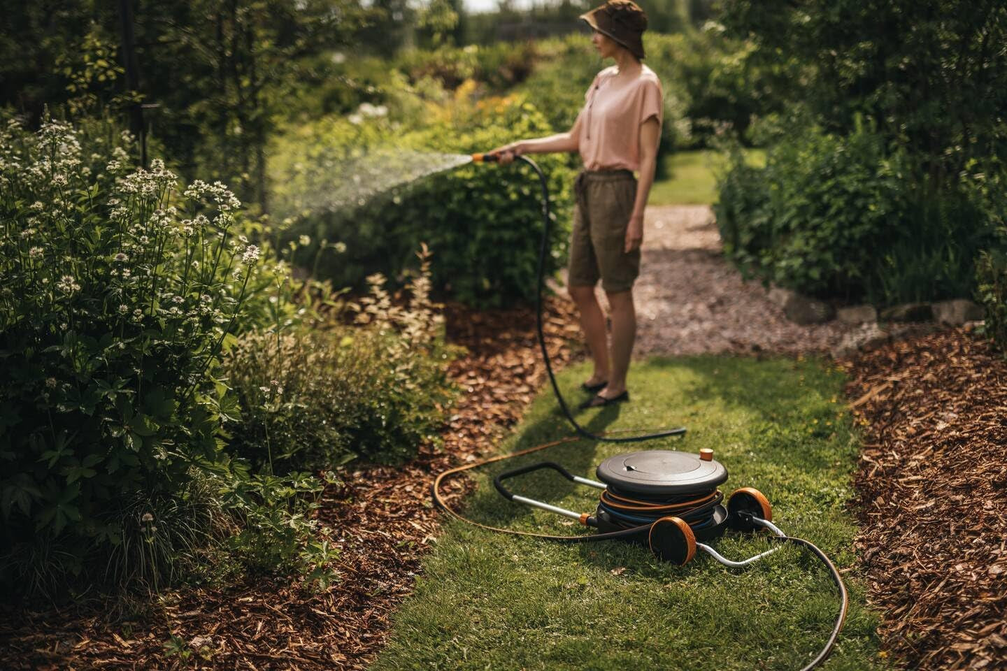 Fiskars Comfort L vandhjul med hjul, alt inklusiv vandingssæt, total rækkevidde på 31,5 m, automatisk optræk, universal haveslange (Ø 13 mm), universal hanetilslutning, 1071670