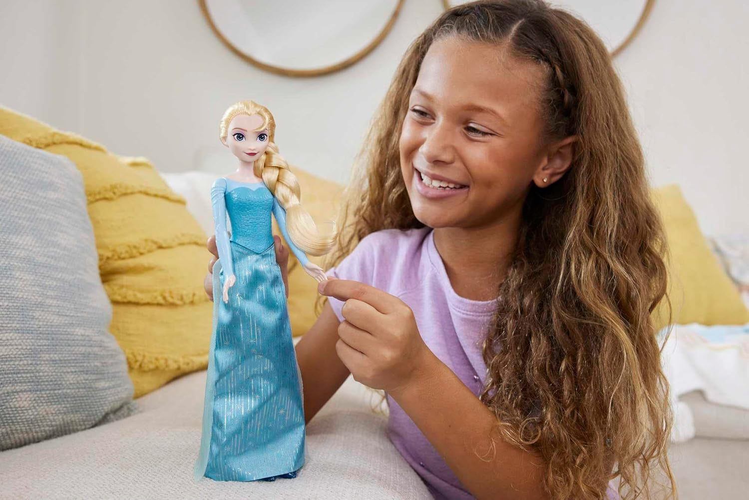 Elsa Mattel Disney Frozen Doll, Frozen Doll, Kambart blondt hår, Positionerbare, Aftagelige Sko, Disney Gaver, Alder 3+ Legetøj, HLW47