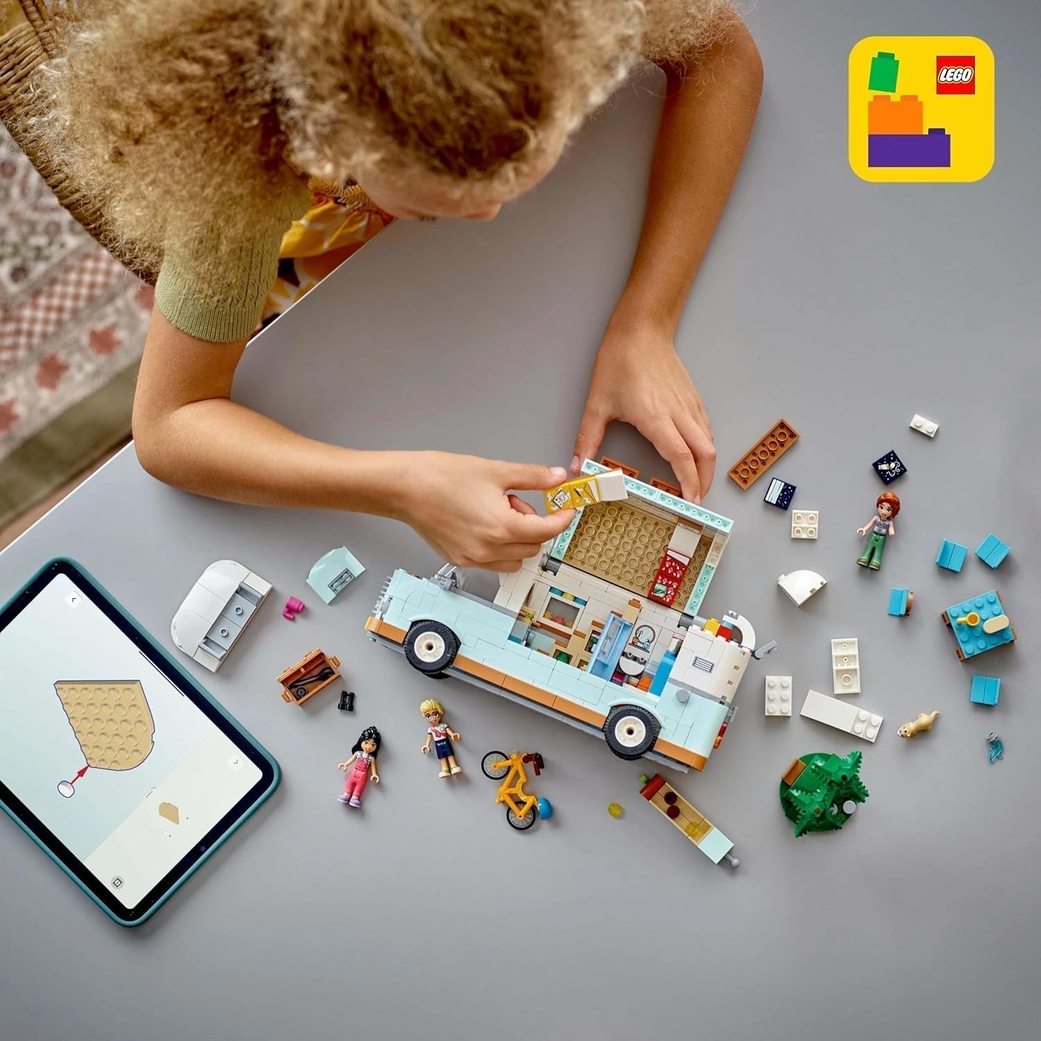 LEGO Friends campingvogn, rollespilsbyggesæt med legetøjskaravane, gave til piger fra 7 år og opefter, kreativt legesæt med 3 minifigurer og ilderdyrefigur 42663 byggesæt Besuche den LEGO-Store