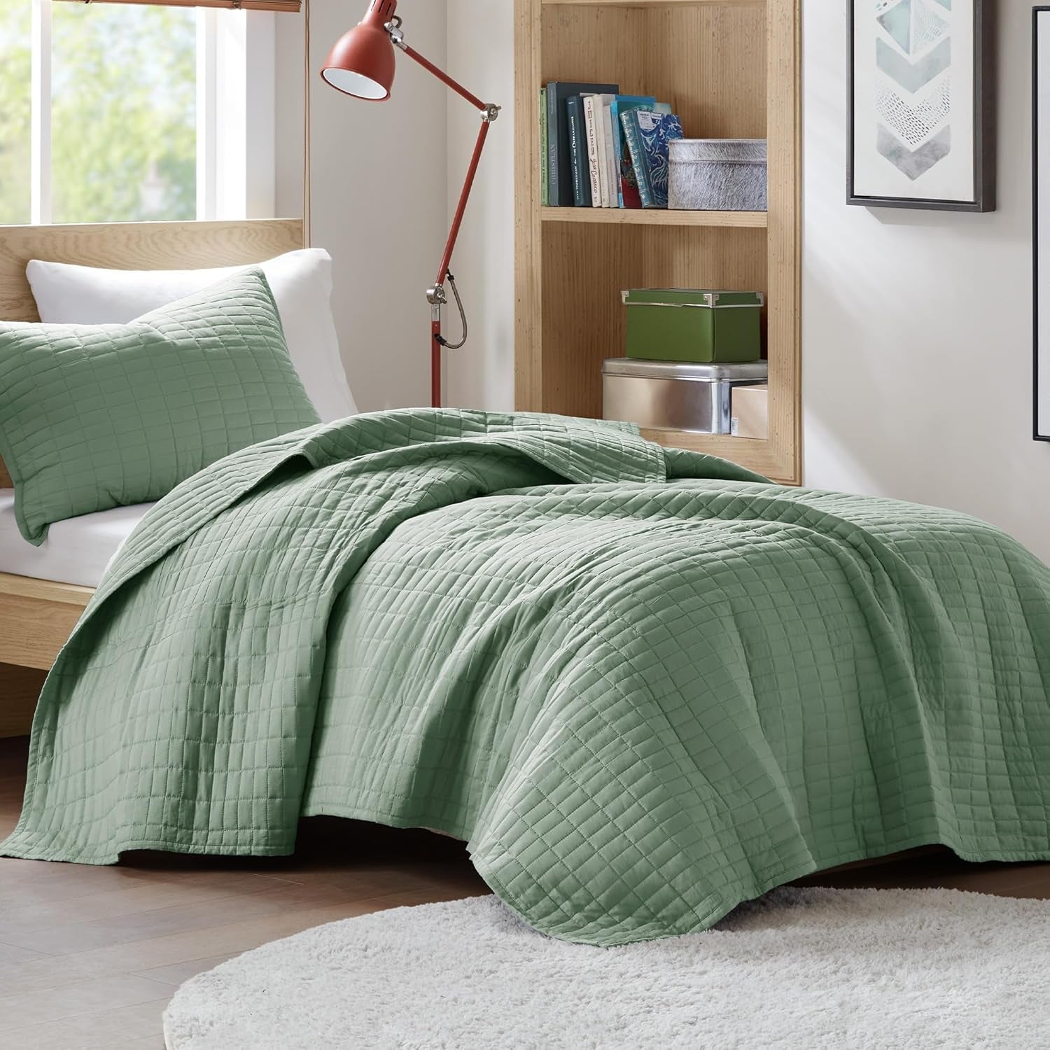 Comfort Spaces Kienna Quilt Sæt Luksus Dobbelt Stitch Sommertæppe Letvægts Blødt Helårs Sengetøj Matchende pudebetræk Hvid King Size tæppe (264,2 X 228,6 Cm) Naty Shop Dyner & dyner Sage Gland Twin/Twin Xl(66"X90")