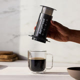 AeroPress original kaffe- og espressomaskine, bærbar barista-kaffemaskine med kammer, stempel og filtre, hurtig kaffe- og espressomaskine