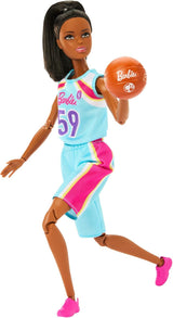 Barbie lavet til at flytte dukke og tilbehør, brunette basketballspiller med aftagelig sportskjole og bold, 22 led, HKT74