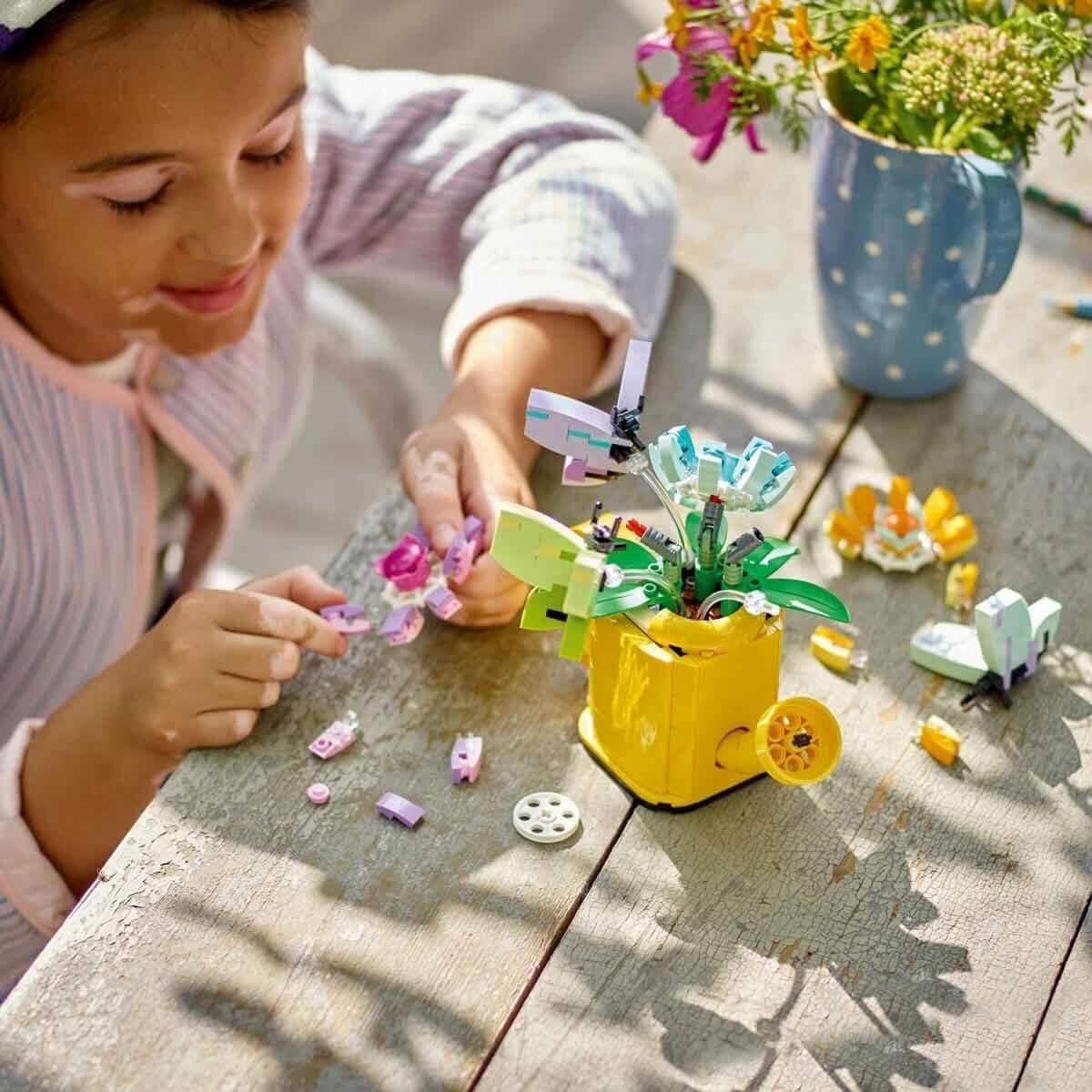 LEGO Creator 3I1 blomstersprinklersæt, dekoration til børneværelset, byg en sprinkler med en buket blomster, gummistøvler eller 2 legetøjsfugle, kreativ gave til piger og drenge 8 år gamle 31149 byggesæt Besuche den LEGO-Store