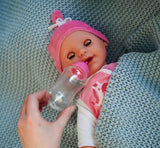 Simba 105140489 - Laura Baby Talk Doll, 38 cm blød kropsdukke med søvnige øjne i sød jumpsuit, 24 babylyde, Legedukke, Babydukke, 2+