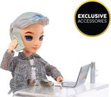 Rainbow High Fashion Doll - Aidan Russell - Lilla drengedukke - Moderigtigt outfit og 10+ farverige legetilbehør - Til samlere og børn i alderen 4-12