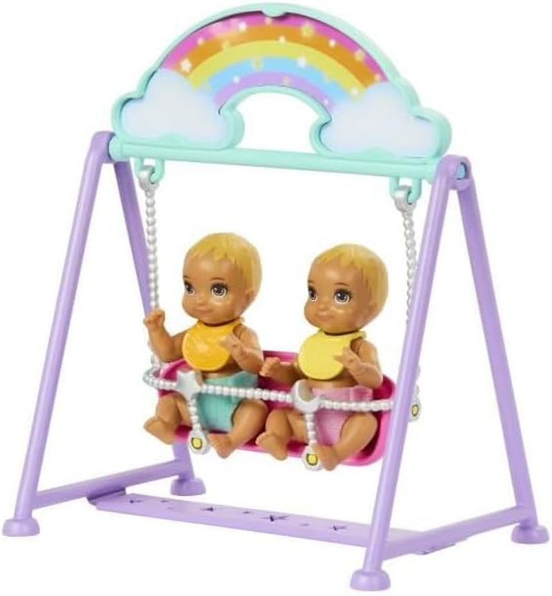 Barbie Skipper dukke og legehus med tilbehør, inkluderer tvillingdukker, 1 krybbe, 1 gynge, 1 rocker og mere, HXM99
