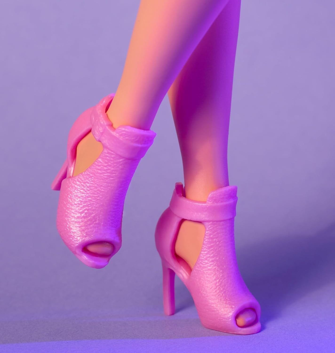 Barbie Looks-dukke, samlerfigur nr. 24 med brunt hår og moderne Y2K-mode, glitrende stropløs kjole med peep-toe høje hæle, HRM16 Naty Shop Dolls