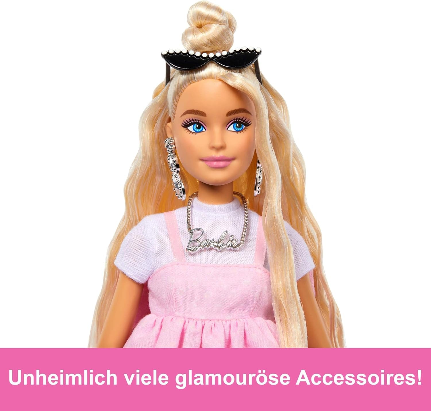Barbie Doll Deluxe Style no. 3 med Barbiecore-outfit, blond hår i høj knold, pastellyserød kjole med overdimensioneret sløjfe og tilbehør som nettights, HYV27 Naty Shop Dolls
