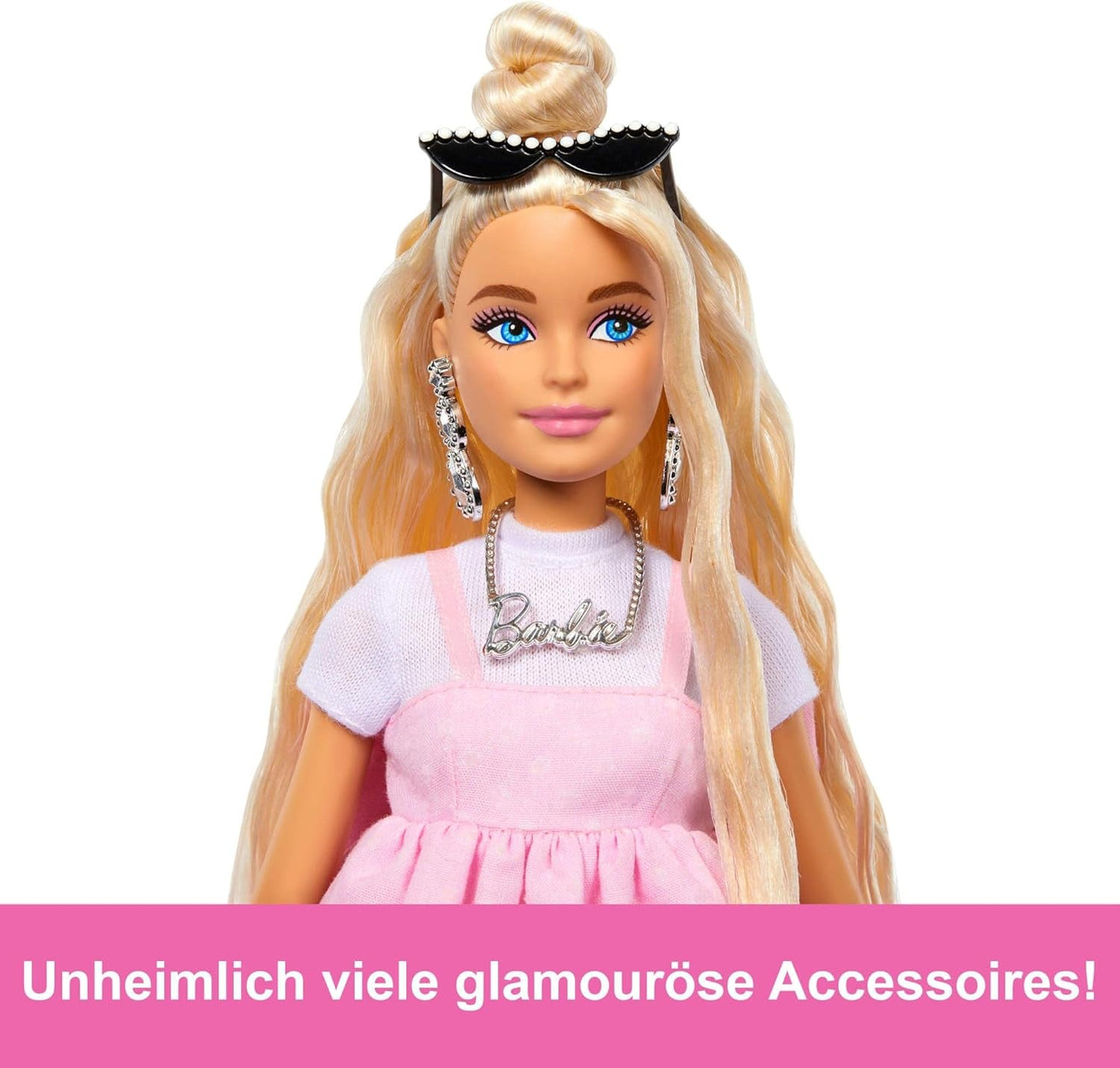 Barbie Deluxe Style dukke nr. 3 med Barbiecore-outfit, blond hår i høj knold, pastellyserød kjole med overdimensioneret sløjfe og tilbehør som nettights, HYV27
