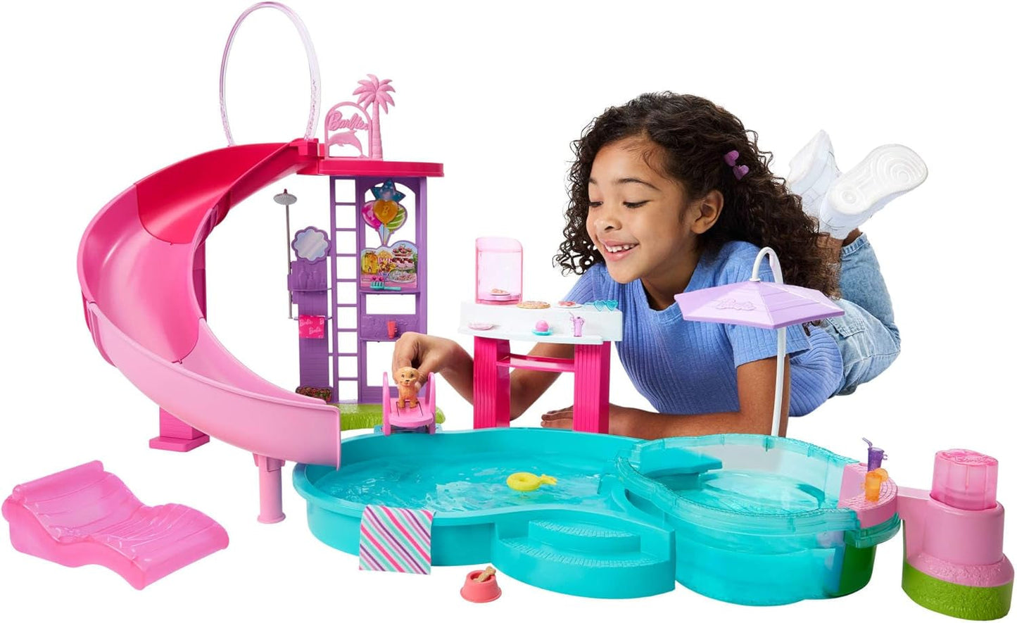 Barbie Dream Pool Legesæt med seks legeområder, inklusive en rutsjebane og jacuzzi, plus over 20 tilbehør såsom et kæledyr, svømmeringe og mere, JKG83