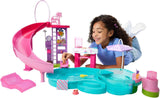 Barbie Dream Pool Legesæt med seks legeområder, inklusive en rutsjebane og jacuzzi, plus over 20 tilbehør såsom et kæledyr, svømmeringe og mere, JKG83