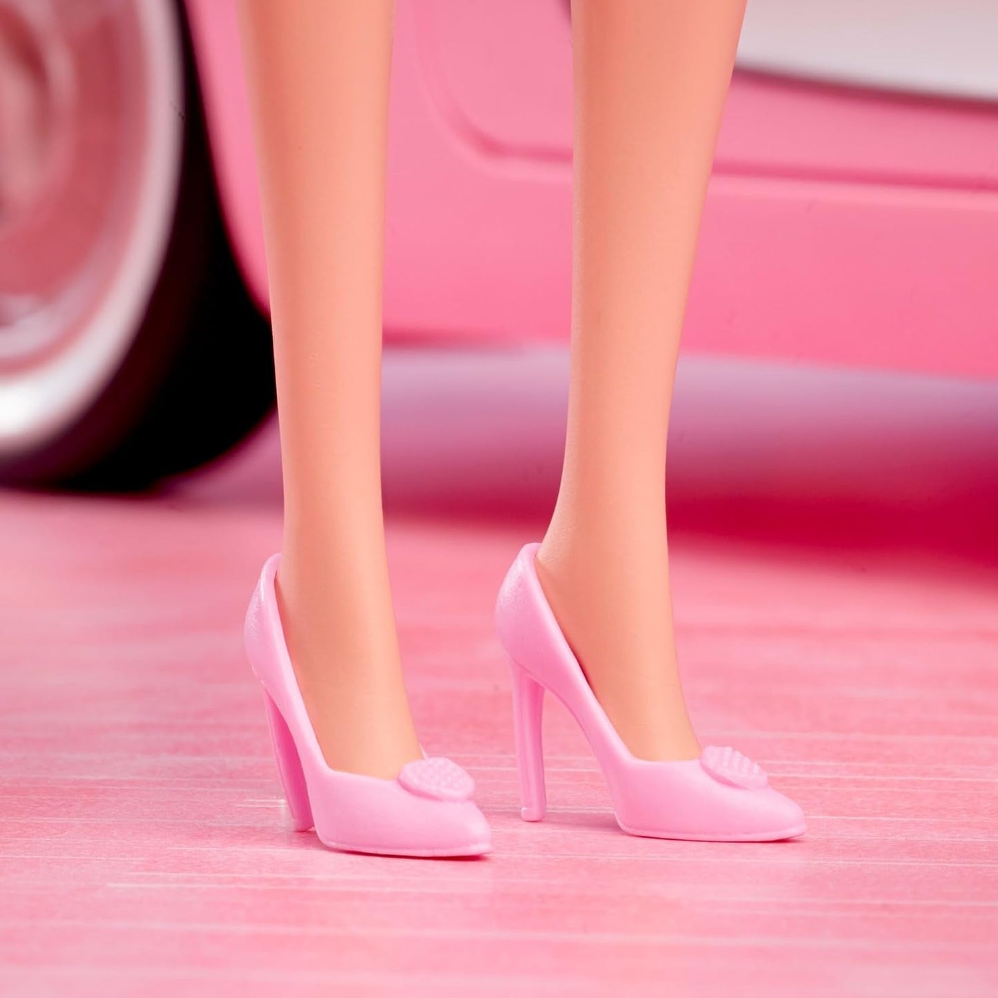Barbie filmen baseret på filmen Margot Robbie som Barbie samlerfigur i pink bluse og tylnederdel med stiliseret frisure og matchende smykker JBJ53