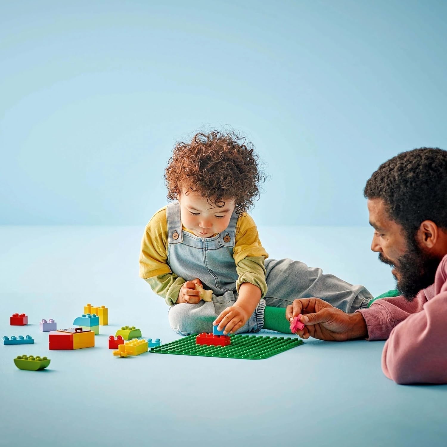 LEGO DUPLO byggeplade i grøn, Byggelegetøj til småbørn fra 18 måneder, Til visning af modeller, Giver førskolebørn mulighed for at bygge kreativt og lege fantasifuldt, Pædagogisk legetøj 10460 Byggesæt Besuche den LEGO-Store
