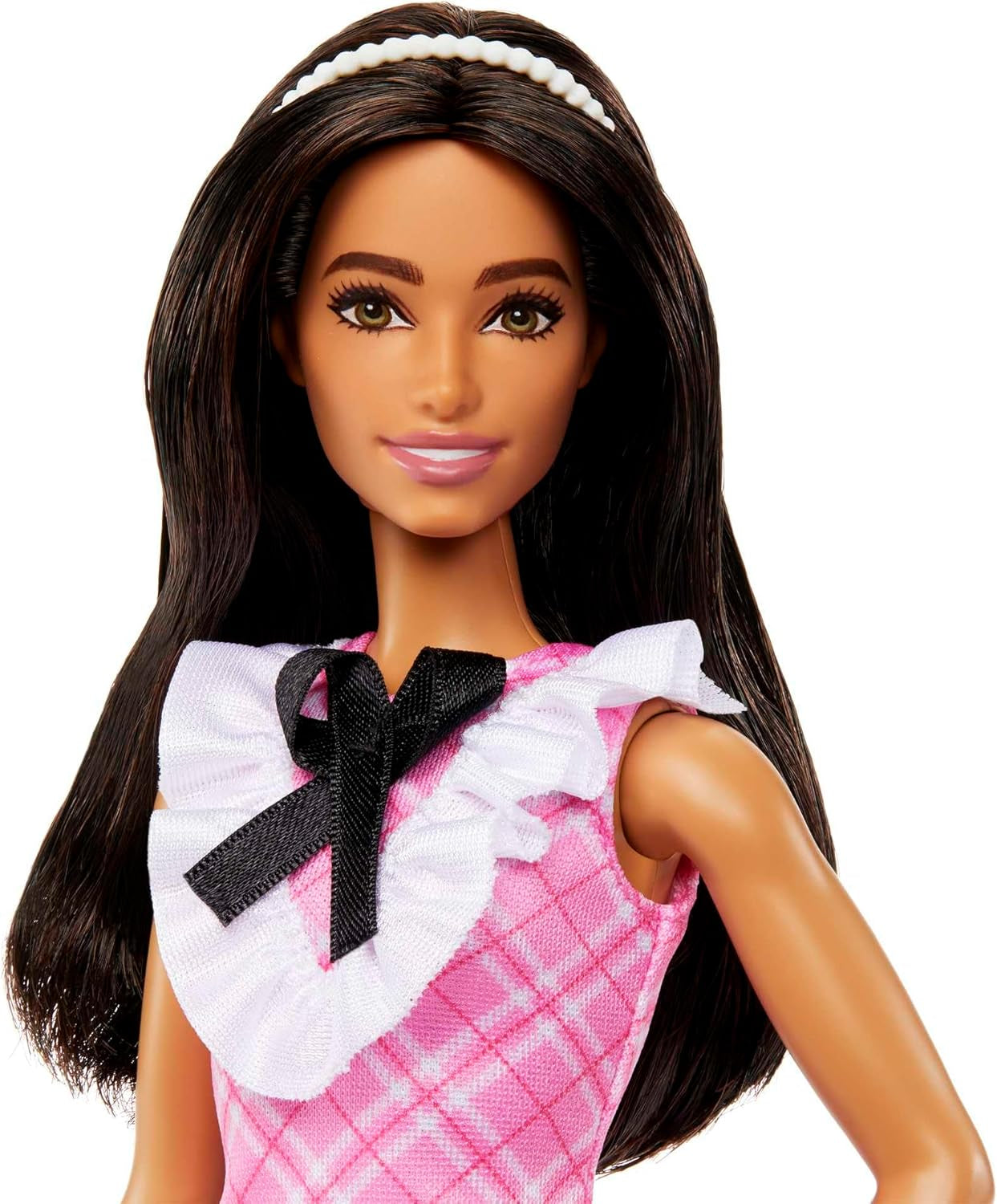 Barbie Fashionistas dukke Sporting sort hår og perle pandebånd iført lyserød plaid kjole med sort sløjfe og flæsede krave til alderen 3 og opefter HJT06