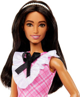 Barbie Fashionistas dukke Sporting sort hår og perle pandebånd iført lyserød plaid kjole med sort sløjfe og flæsede krave til alderen 3 og opefter HJT06
