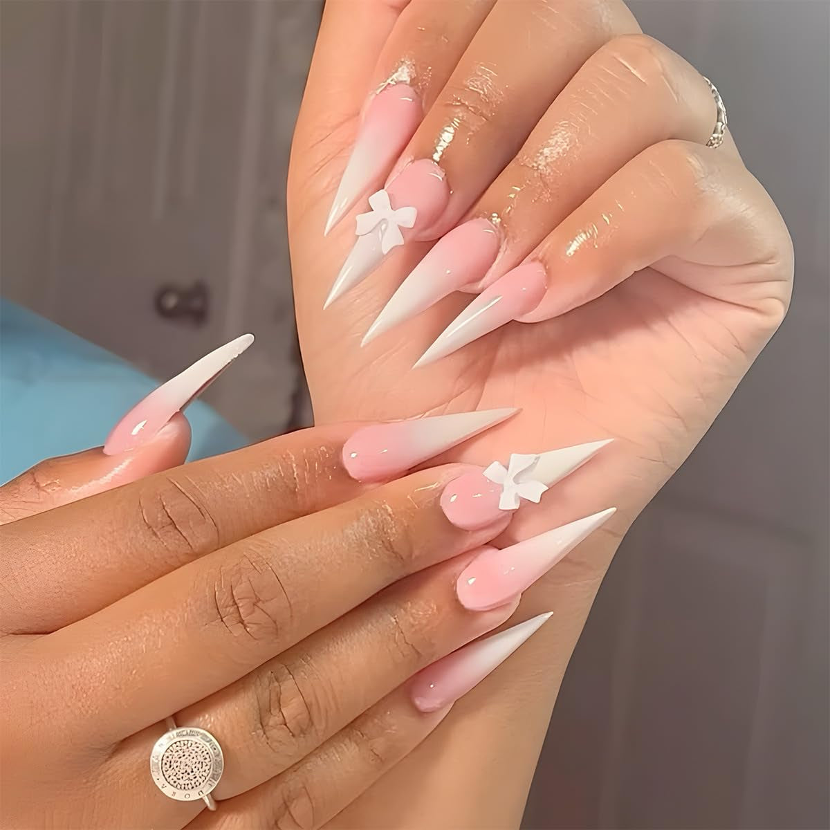 Moonglow Lange Negle Stiletto Mælkehvid Pink Gradient Glitter Cool falske negle med lim Pink Ombre Glitter Kunstige negle