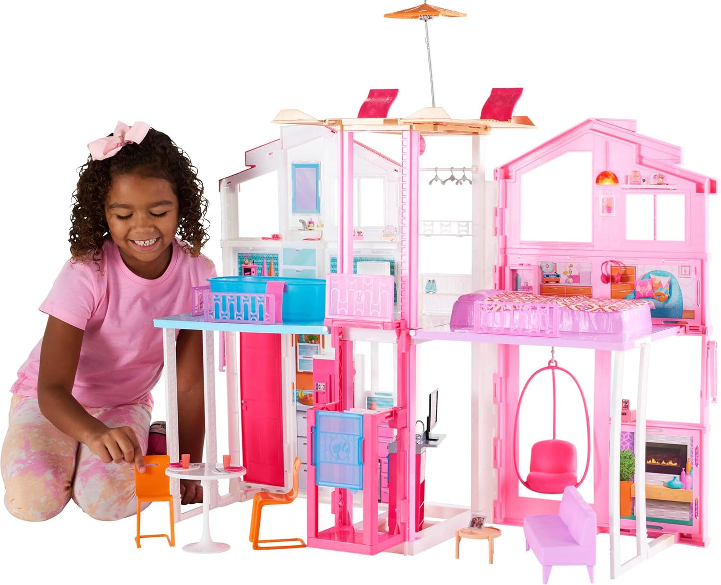 Barbie Dream House, 3-etagers 5-værelses rækkehus, inkluderer tilbehør som møbler, sammenfoldelig og opbevaring, legetøj for alderen 3 og opefter, DLY32