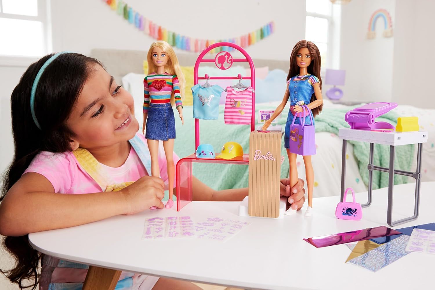 Barbie Fashion Boutique legesæt - foliemønsterdukke, over 150 originale looks, inkluderer 2 bluser og 5 folieark, tøjstativ og kreditkortlæser, 3+, HKT78