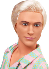 Barbie-film Ken Barbie-dukke i pastelfarvet pink og grøn stribet strandtøj, surfbræt og hvide sneakers, JBJ54