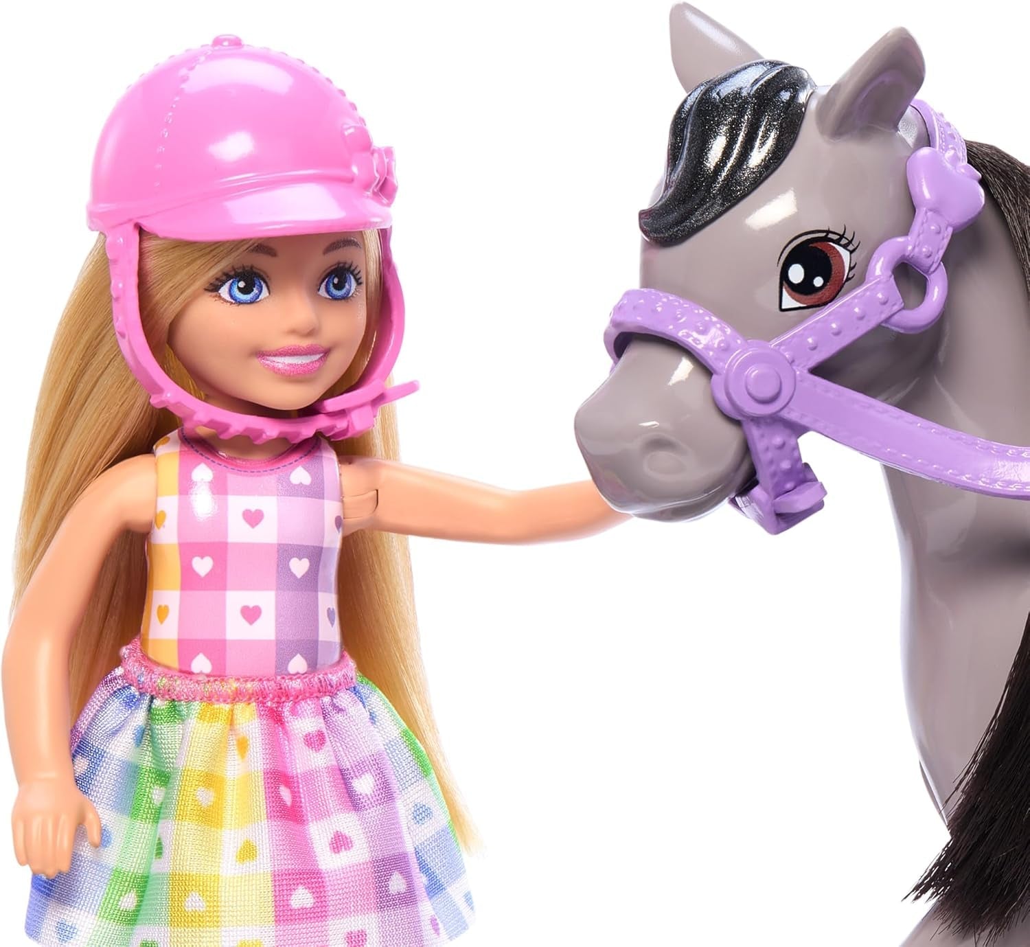 Chelsea og ponyer Barbie Doll - Spænd op til leg og kør sikkert, lyserød sadel og trin, inkluderer hjelm og sød plaidkjole, fra 3 år og opefter, HTK29