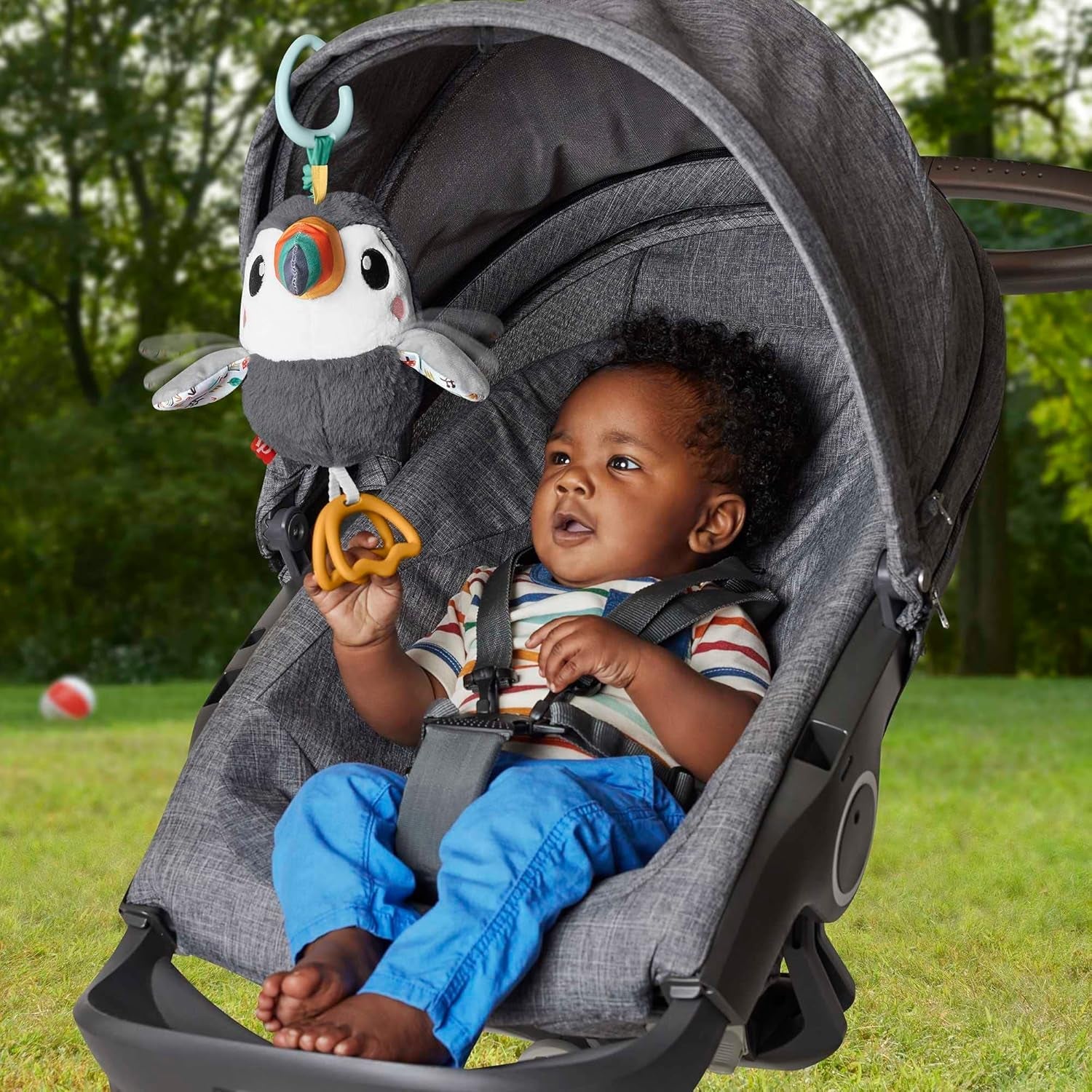 FISHER-PRICE Flap & Go Tucan - Plyslegetøj til barnevogn fremmer finmotorik og sensoriske færdigheder for nyfødte fra fødslen HNX66 Babylegetøj Naty Shop