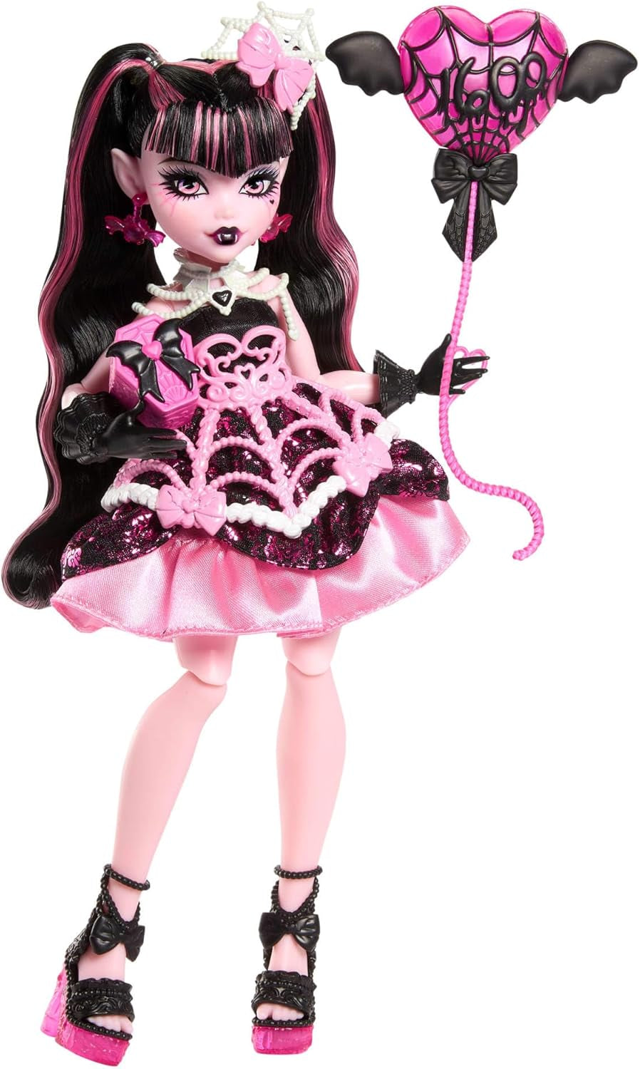 Skræmmende og sød Monster High fødselsdagsdukke Draculaura i en lyserød festkjole med tematilbehør såsom invitation, ballon, gave, fans og mere, JBG74