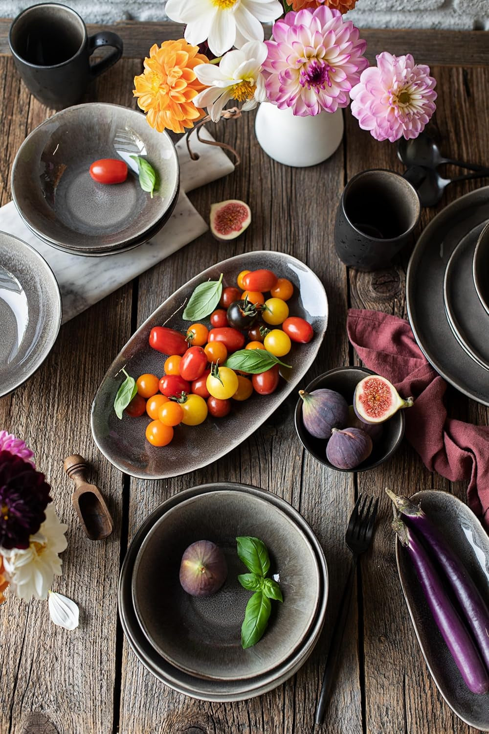 MÄSER 934073 Niara Organic Series Moderne 4-personers servisesæt med spændende vintagelook, 16-delt kombinationsservice med en speciel sort og brun glasurkombination, stentøj