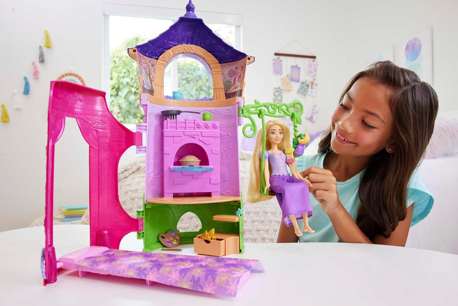 Disney Princess HMV99 - Rapunzel bevægeligt dukke- og legetårn med sjov rundt omkring, 6 legeområder og 15 tilbehør, inspireret af Disney-filmen, legetøj til 3-årige dukker Naty Shop-dukker