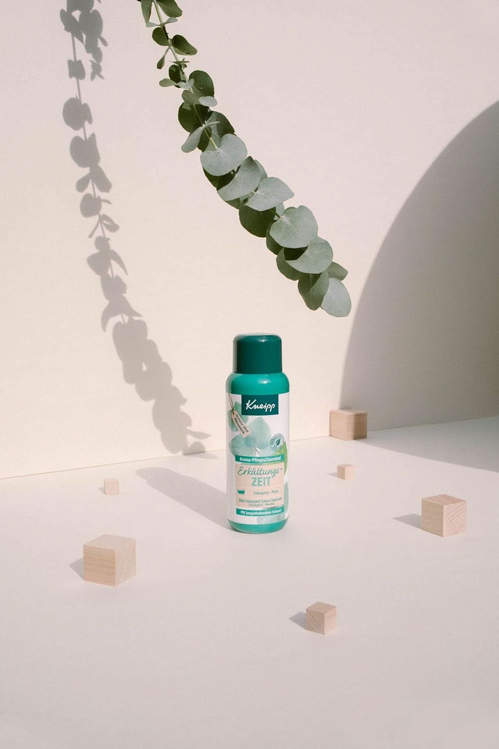 Kneipp Aroma Foam Bath Cold Season, badetilsætning med naturlige æteriske olier af eukalyptus og mynte, 400 ml Brusebad og bad Naty Shop