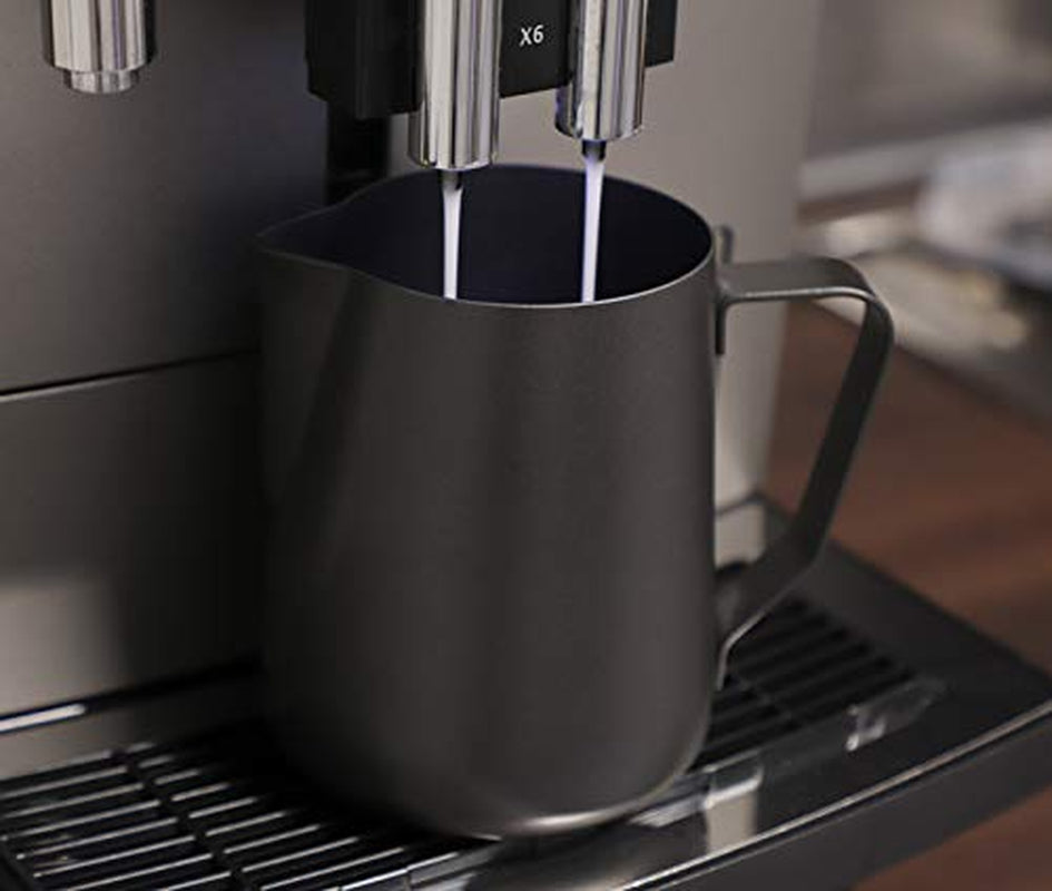 APS Milk Pitcher - Højkvalitets mælkekande med non-stick belægning, lavet af rustfrit stål - Perfekt til opskumning af mælk - Universal karaffel, sort, 600 ml