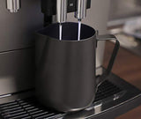 APS Milk Pitcher - Højkvalitets mælkekande med non-stick belægning, lavet af rustfrit stål - Perfekt til opskumning af mælk - Universal karaffel, sort, 600 ml