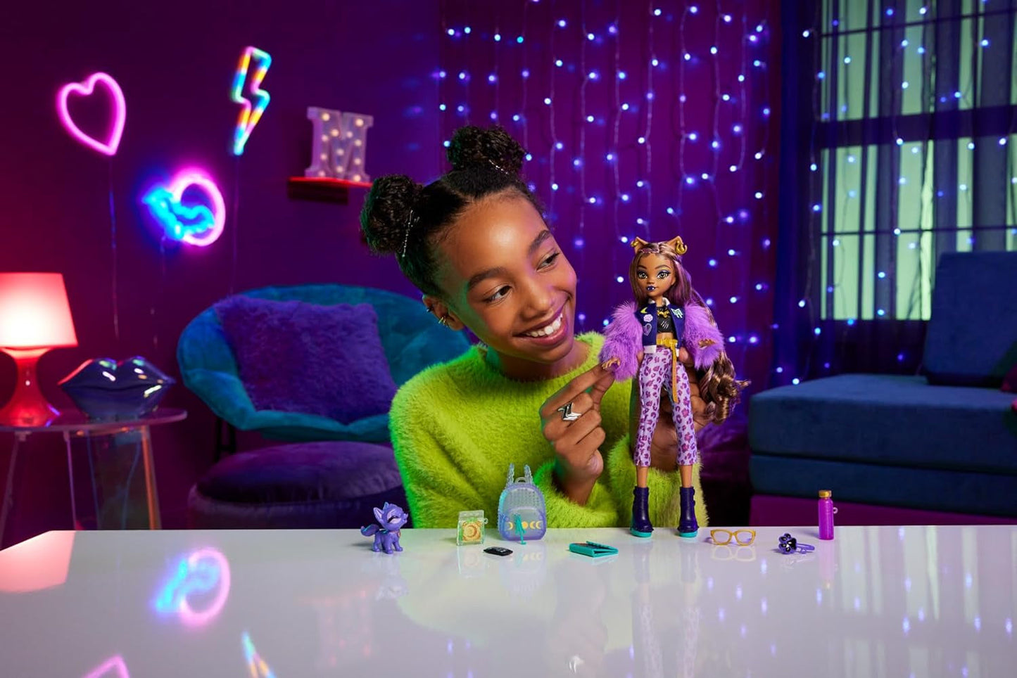 Monster High Clawdeen Wolf Doll med Crescent Dog og tilbehør som rygsæk, kalender, snacks og mere, HRP65 Naty Shop Dolls