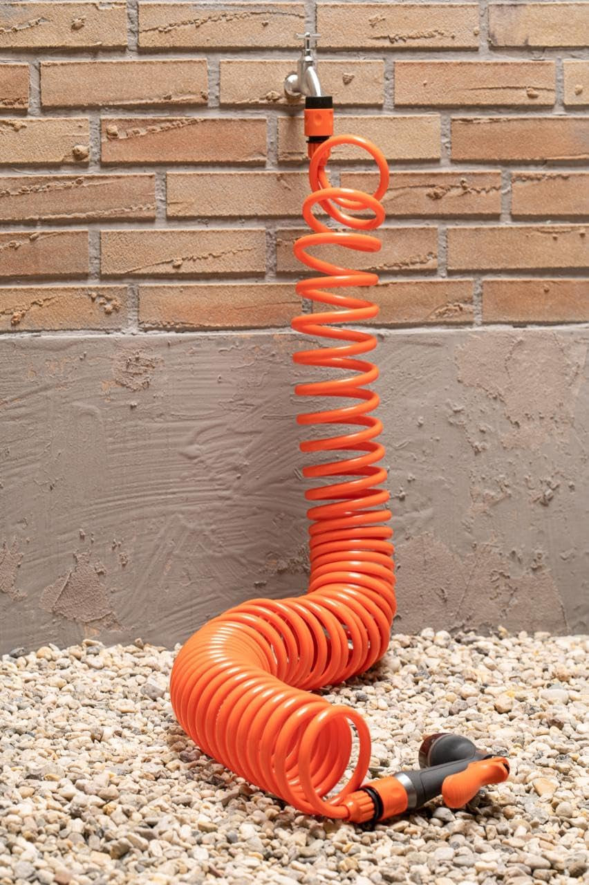 BLACK+DECKER Oprullet slange 15M - Haveslange inklusive havesprøjte og 1/2" fittings - Plast - Orange/Sort