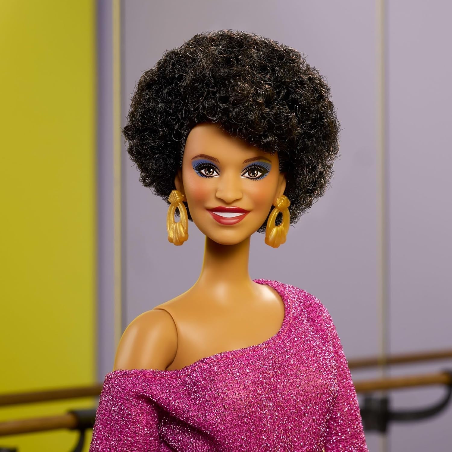 Barbie Signature Debbie Allen Tribute Collection dukke i off Shoulder-top, guldbælte og lilla frynsebukser og leggings, JBJ24
