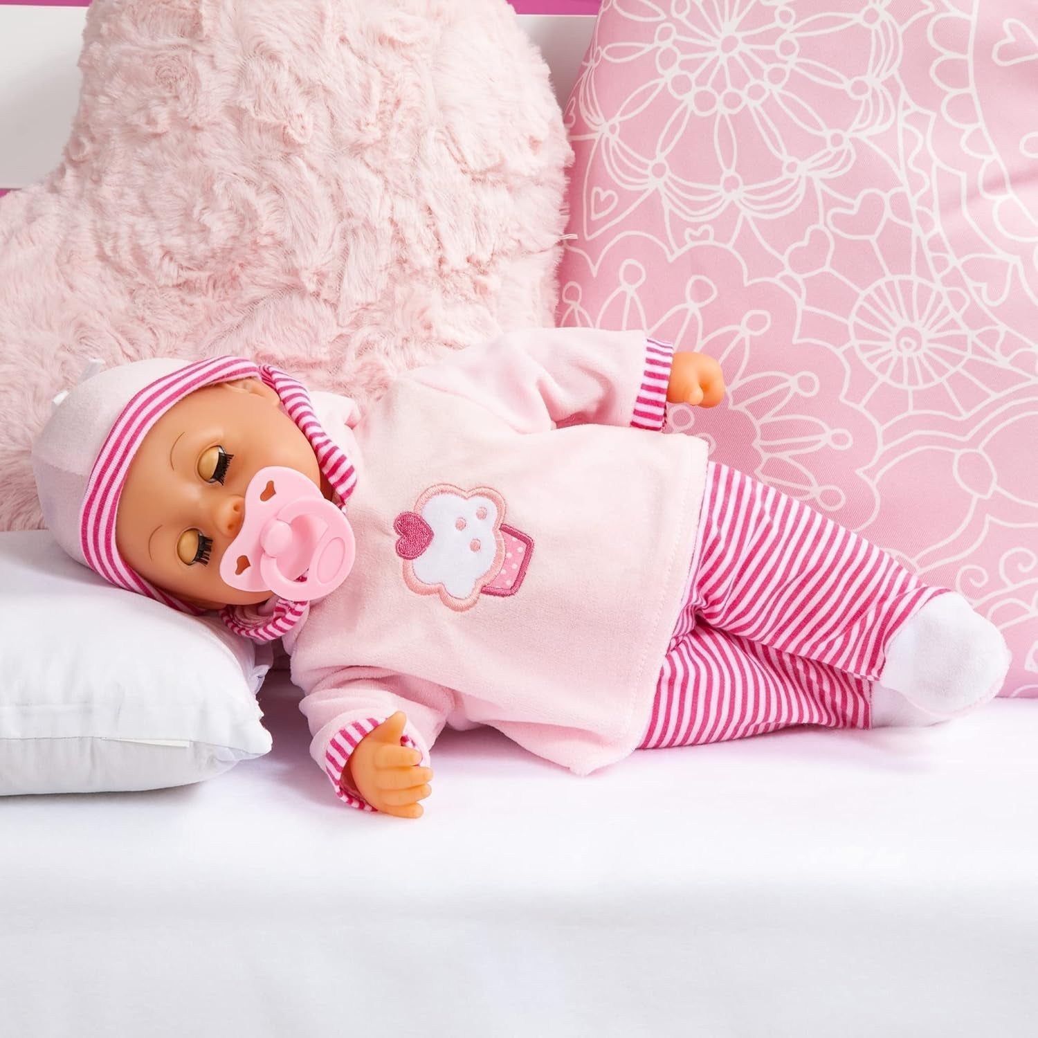First Words dukke med søvnige øjne, taler 24 babylyde, med dukke og flaske, 38 cm, pink/striber Naty Shop Dolls