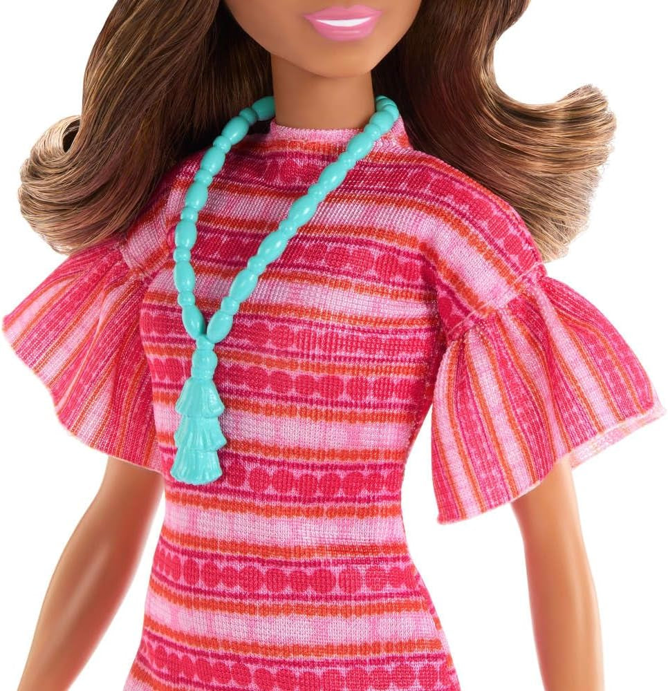 Barbie og Teresa Rezept for Freundschaft Teresa-Modepuppe med unverkennbarem Outfit til An- og Ausziehen, med tilbehør inklusive en halskæde, JCT02