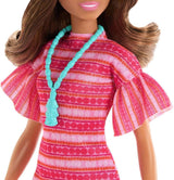 Barbie og Teresa Rezept for Freundschaft Teresa-Modepuppe med unverkennbarem Outfit til An- og Ausziehen, med tilbehør inklusive en halskæde, JCT02