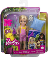 Barbie Chelsea-serien, Chelsea Doll Camping med blondt hår, Pet Ugle, Sovepose, Pude, Lommelygte, Kikkert, Campingtilbehør, Børnegave, Legetøj fra 3 år og opefter, HDF77