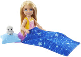 Barbie Chelsea-serien, Chelsea Doll Camping med blondt hår, Pet Ugle, Sovepose, Pude, Lommelygte, Kikkert, Campingtilbehør, Børnegave, Legetøj fra 3 år og opefter, HDF77