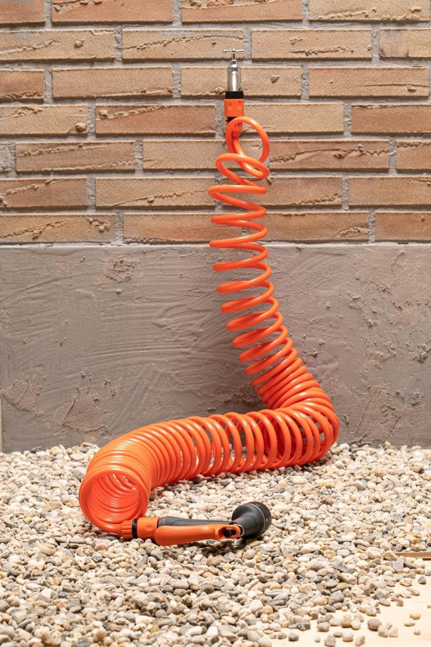 BLACK+DECKER Oprullet slange 15M - Haveslange inklusive havesprøjte og 1/2" fittings - Plast - Orange/Sort