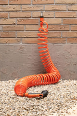BLACK+DECKER Oprullet slange 15M - Haveslange inklusive havesprøjte og 1/2" fittings - Plast - Orange/Sort