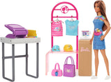 Barbie Fashion Boutique legesæt - foliemønsterdukke, over 150 originale looks, inkluderer 2 bluser og 5 folieark, tøjstativ og kreditkortlæser, 3+, HKT78