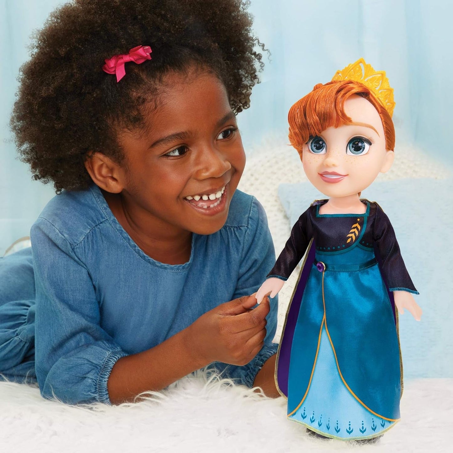 Disney Frozen 2 Anna Doll - en 35 cm høj poserbar dukke i en ikonisk modekjole med Arendelle-emblem og et diadem for ekstra sjov, til piger fra 3 år og opefter