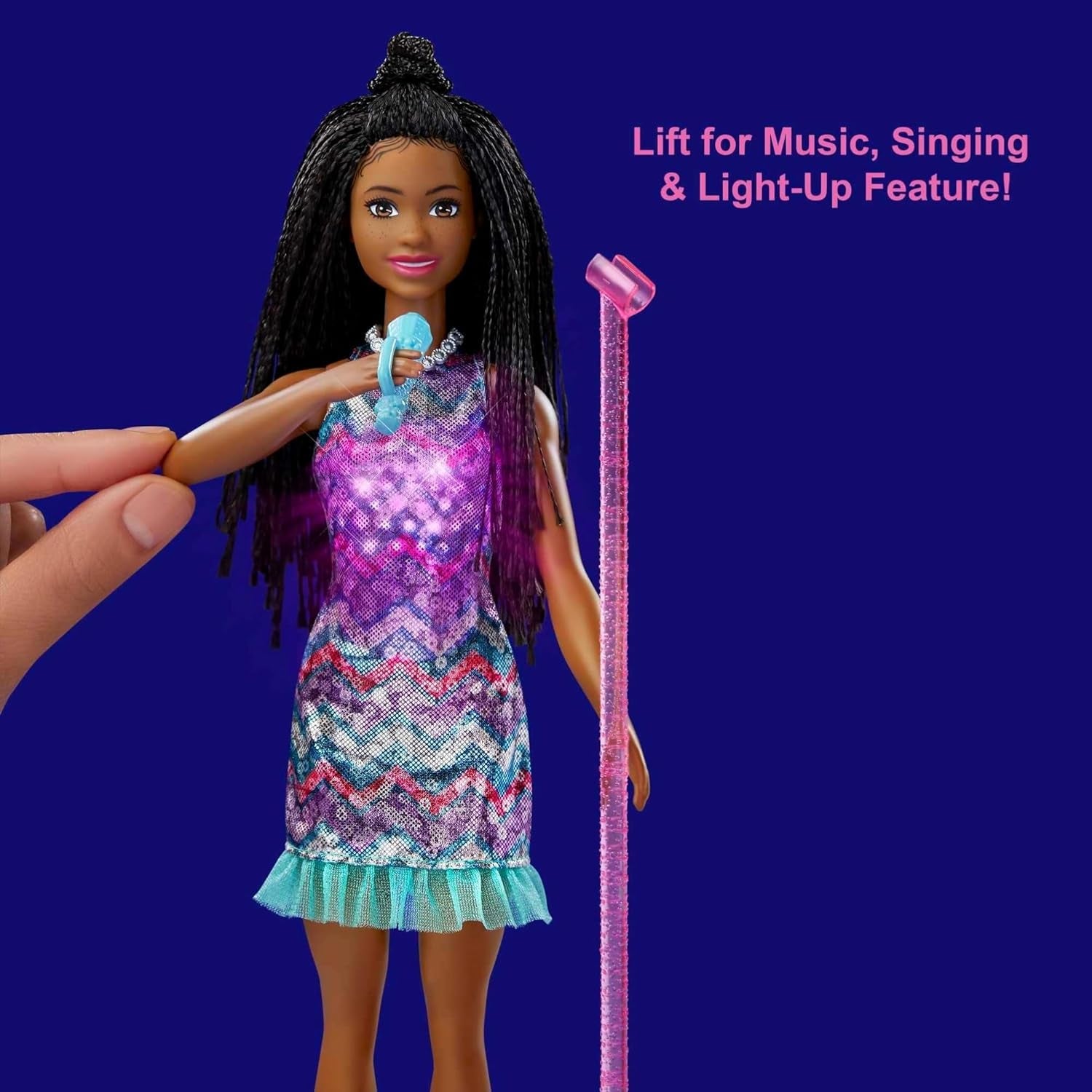 Barbie GYJ22 - Bühne frei für große Träume Brooklyn Puppe (ca. 30 cm, brunt hår) med Melodien aus dem Film, Lichtern, Mikrofon og tilbehør, Geschenk für Kinder ab 3 Jahren